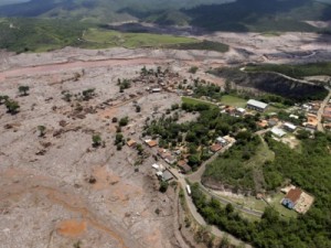 Justiça bloqueia R$ 300 milhões na conta da mineradora Samarco