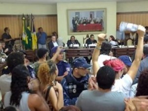 Justiça determina retirada de pessoas que ocupam Câmara de Juazeiro