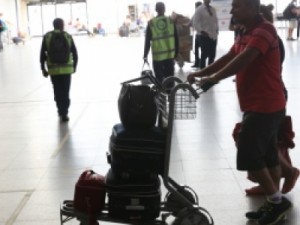 Justiça Federal do Ceará suspende liminar sobre cobrança de taxas extras de bagagens em aviões