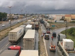 Justiça manda liberar estradas, mas ainda há bloqueios nesta quinta-feira
