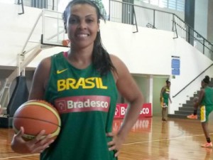Kelly mira ouro no Pan, aprova Iziane e critica troca de técnicos