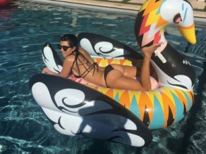 Kourtney Kardashian mostra o corpo em forma em foto de biquíni