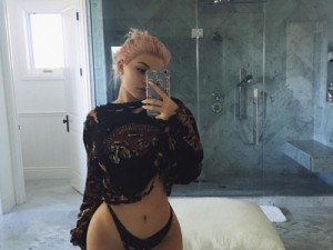 Kylie Jenner exibe curvas em foto de lingerie e é elogiada: 'Maravilhosa'