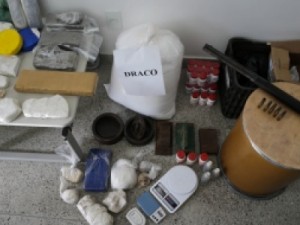 Laboratório de drogas de facção criminosa é fechado pela Polícia