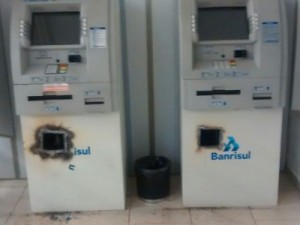 Ladrões invadem banco e arrombam dois caixas eletrônicos no RS