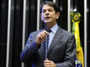 'Larguem o osso, saiam do governo', diz Cid a 'oportunistas' na Câmara