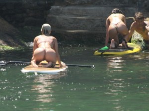 Laura Keller e Maria Melilo praticam stand up paddle de biquíni fio-dental