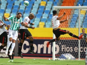 Léo Gamalho marca dois, Goiás vira no segundo tempo e complica o JEC