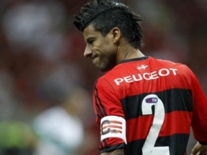 Léo Moura rejeita favoritismo do Fla no clássico: "Será equilibrado"