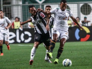 Leo Silva marca nos acréscimos e Galo arranca empate em casa