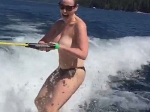 Leve e solta! Chelsea Handler faz esqui aquático de topless