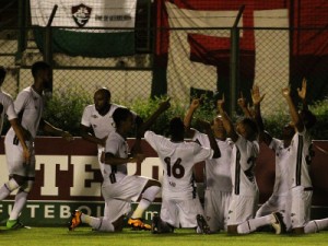 Levir estreia com pé direito, Flu vence e se classifica