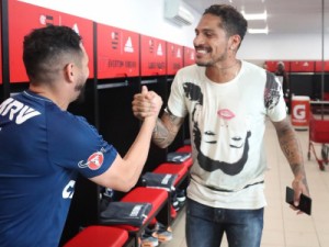 Liberado pela Fifa, Guerrero se reapresenta ao Flamengo e aparenta boa forma