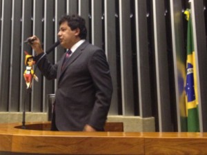 Líder do DEM na Câmara usa boneco de Pinóquio para criticar o Planalto