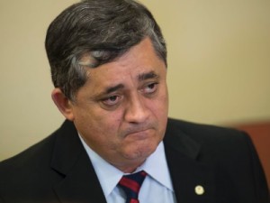 Líder do governo já admite derrota no Senado