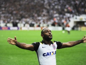 Love rouba cena de Guerrero, e Timão segue firme rumo ao título: 1 a 0 no Fla