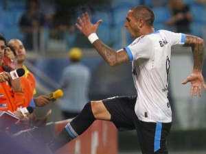 Luan erra pênalti, mas Braian Rodríguez dá vitória e ponta ao Grêmio