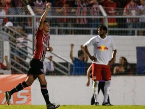 Lucão faz pênalti e São Paulo empata com Red Bull na estreia