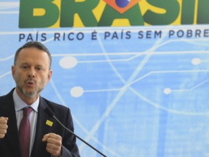Luciano Coutinho continua à frente do BNDES, afirma Planalto