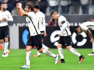 Luciano desencanta, e Corinthians volta ao G-4 com 2 a 1 no Santa Cruz