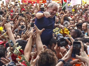Lula anuncia rendição e diz: ‘Não adianta me parar’