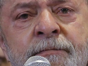 Lula chora em ato do PT e diz que se entrega a pé se provarem corrupção