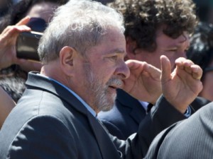 Lula diz que pode ser candidato em 2018 para preservar programas sociais