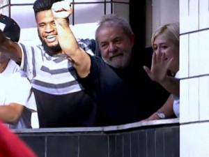 Lula é ovacionado ao voltar para casa após depor à PF em São Paulo