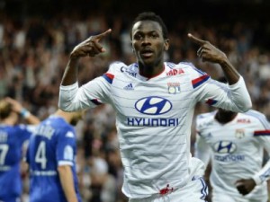 Lyon vence, fica com a liderança e pressiona Paris Saint-Germain