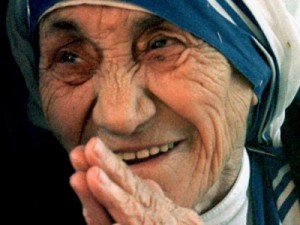 Madre Teresa será canonizada pela Igreja Católica neste domingo