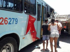 Mãe morre e salva filha em acidente de ônibus em Fortaleza