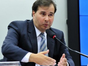 Maia diz que descontará salário de deputado que faltar a sessões