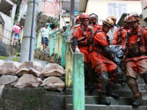 Maior chuva em 22 anos no Rio causa 10 mortes, deixa bairros submersos e provoca destruição
