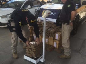 Mais de 300 kg de maconha são apreendidos pela PRF em carro que transitava em Milagres