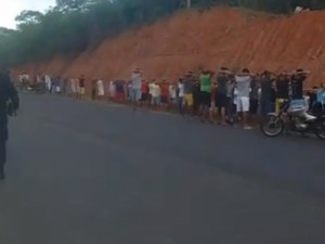Mais de 300 pessoas são flagradas pela PM fazendo 'pega' com motocicletas na CE-060