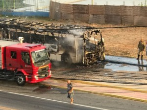 Mais dois ônibus e um carro incendiados por criminosos, no Ceará