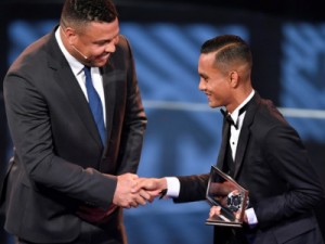 Malaio Faiz Subri desbanca Marlone e conquista o prêmio Puskás de 2016