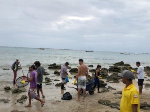 Manchas de óleo atingem praias de São Paulo e Bahia