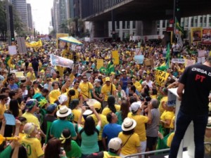 Manifestação contra o governo federal fecha a Avenida Paulista