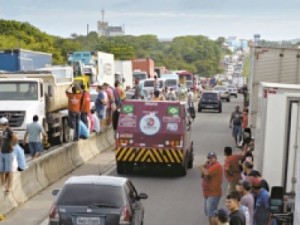 Manifestação paralisa trecho da BR-116 no CE