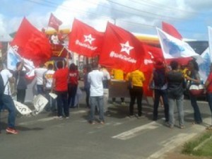 Manifestantes contra impeachment bloqueiam avenida em São Luís