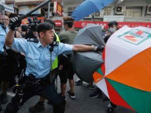 Manifestantes de Hong Kong protestam contra comerciantes chineses e entram em conflito com a polícia