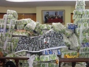 Manifestantes desocupam Câmara Municipal de Juazeiro do Norte, no CE