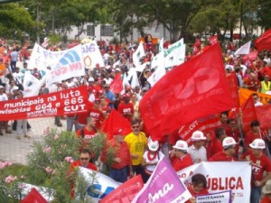 Manifestantes fazem ato em defesa da Petrobras em Fortaleza