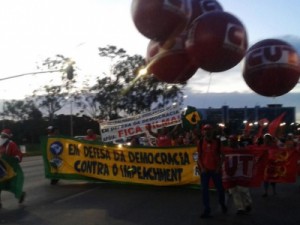 Manifestantes fazem em Brasília ato de apoio ao governo Dilma