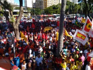 Manifestantes fazem maiores atos a favor de Dilma desde o ano passado