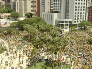 Manifestantes fecham Av. Paulista no maior ato anti-Dilma deste domingo