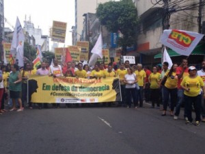 Manifestantes fecham vias pelo país em atos contra impeachment