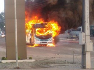 Manifestantes incendeiam ônibus, em Fortaleza