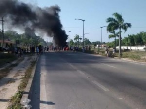 Manifestantes interditam BR 116 em protesto por passarela em Fortaleza